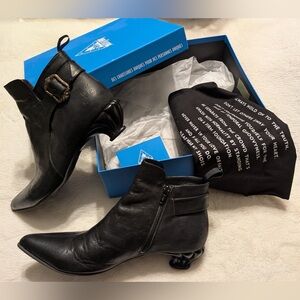 John Fluevog Firefly Lucidota Black Leather Ankle Boots. Unique Heel. Size 9